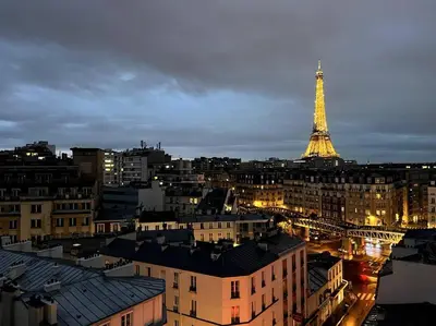 Vue générale sur Paris ou vue de la ville depuis l'appartement