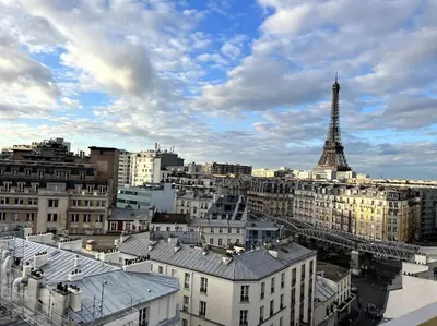 Vue générale sur Paris ou vue de la ville depuis l'appartement