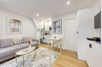 Télévision ou salle de divertissement dans l'établissement Le Balcon de l'Opéra I Studio Cozy