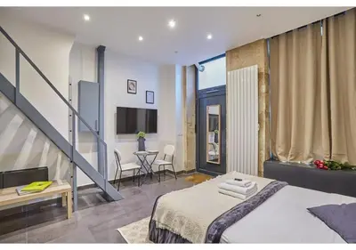 Un ou plusieurs lits dans un hébergement de l'établissement Studio Center of Paris Montmartre by Studio prestige