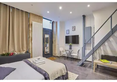Un ou plusieurs lits dans un hébergement de l'établissement Studio Center of Paris Montmartre by Studio prestige