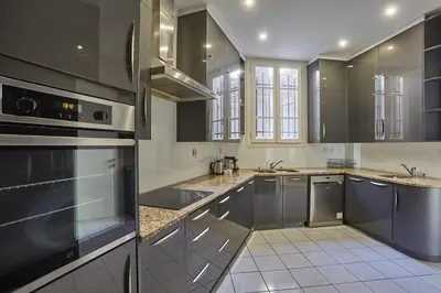 Cuisine ou kitchenette dans l'établissement Apartment Center of Paris Montmartre by Studio prestige