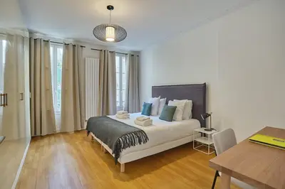 Un ou plusieurs lits dans un hébergement de l'établissement Apartment Center of Paris Montmartre by Studio prestige