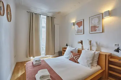 Un ou plusieurs lits dans un hébergement de l'établissement Apartment Center of Paris Montmartre by Studio prestige