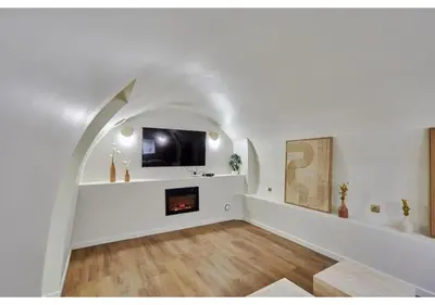 Télévision ou salle de divertissement dans l'établissement Apartment Le Marais place des Vosges by Studio prestige