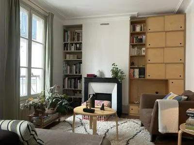 Bibliothèque dans l'appartement