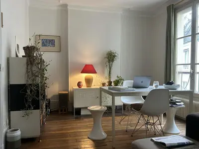 Télévision ou salle de divertissement dans l'établissement A haven of peace in Pigalle