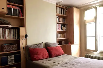 Bibliothèque dans l'appartement