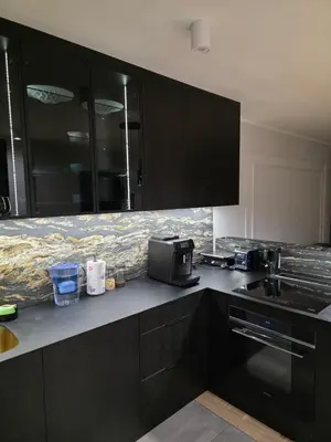 Cuisine ou kitchenette dans l'établissement Elegant Apartment Minutes from Paris