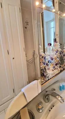 Salle de bains dans l'établissement Christina : A deux pas de la Tour Eiffel