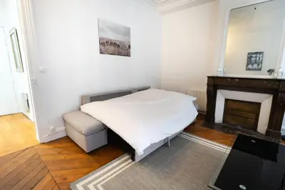 Un ou plusieurs lits dans un hébergement de l'établissement Big apartment 2BR Arc de Triomphe 4-6p
