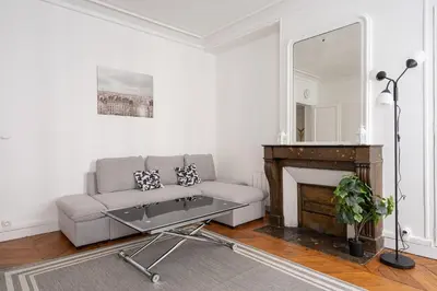Coin salon dans l'établissement Big apartment 2BR Arc de Triomphe 4-6p