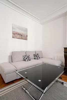 Coin salon dans l'établissement Big apartment 2BR Arc de Triomphe 4-6p