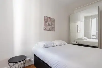 Un ou plusieurs lits dans un hébergement de l'établissement Big apartment 2BR Arc de Triomphe 4-6p