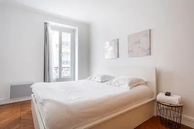 Un ou plusieurs lits dans un hébergement de l'établissement Big apartment 2BR Arc de Triomphe 4-6p