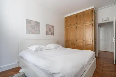 Un ou plusieurs lits dans un hébergement de l'établissement Big apartment 2BR Arc de Triomphe 4-6p