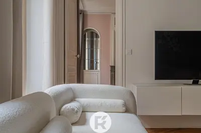 Télévision ou salle de divertissement dans l'établissement R'Apparts T3 Paris 9ème L'Incontournable