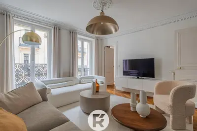 Télévision ou salle de divertissement dans l'établissement R'Apparts T3 Paris 9ème L'Incontournable