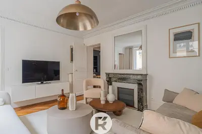 Télévision ou salle de divertissement dans l'établissement R'Apparts T3 Paris 9ème L'Incontournable