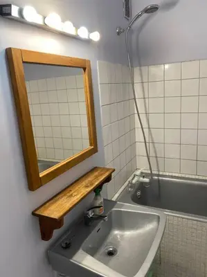 Salle de bains dans l'établissement 2 pièces Lumineux proche du Parc Buttes Chaumonts