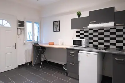 Cuisine ou kitchenette dans l'établissement Lovely studio in Paris