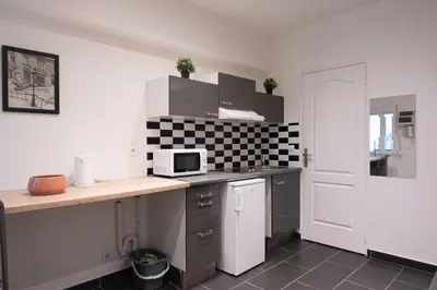Cuisine ou kitchenette dans l'établissement Lovely studio in Paris