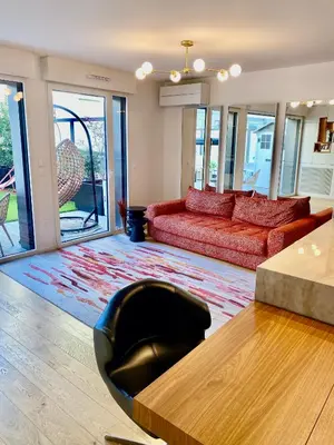 Coin salon dans l'établissement Giulia Prestige, appartement avec Terrasse Luxe & Confort aux Portes de Paris