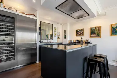 Cuisine ou kitchenette dans l'établissement GuestReady - Bright getaway near Bois de Boulogne