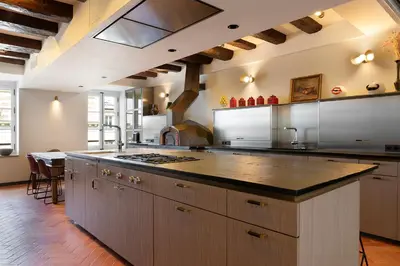 Cuisine ou kitchenette dans l'établissement Villa Bastille with Services by Pick A Flat