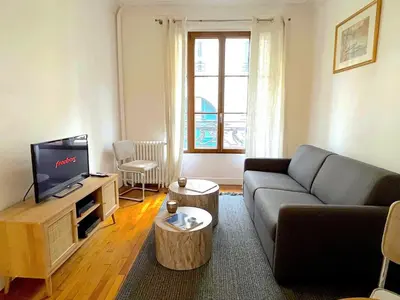 Télévision ou salle de divertissement dans l'établissement L' Appartement Richard-Lenoir