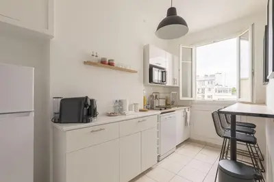 Cuisine ou kitchenette dans l'établissement Apartment 1 Bedroom # Paris 14 # Alesia