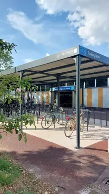 Vélo sur le terrain de l'établissement Puces de Vanves ou dans les environs