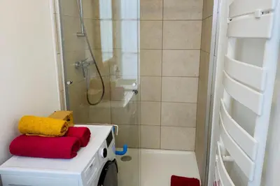 Salle de bains dans l'établissement 1 Bed Apartment Sleeps 4 Mezzanine -WiFi -Tv
