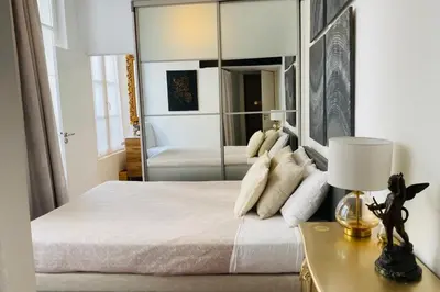 Un ou plusieurs lits dans un hébergement de l'établissement 1 Bed Apartment Sleeps 4 Mezzanine -WiFi -Tv