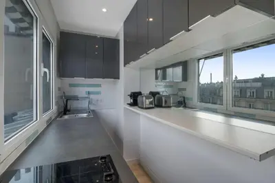 Cuisine ou kitchenette dans l'établissement 1 Bedroom#Haussmann#Amazing view#EffeilTower#AC