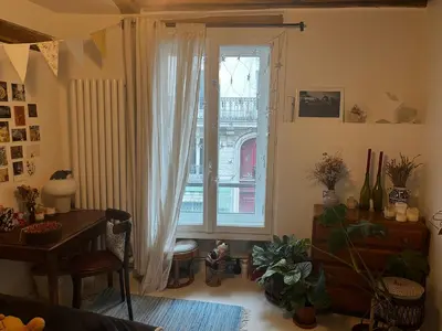Coin salon dans l'établissement Deux chambres en plein cœur de Montmartre, Paris