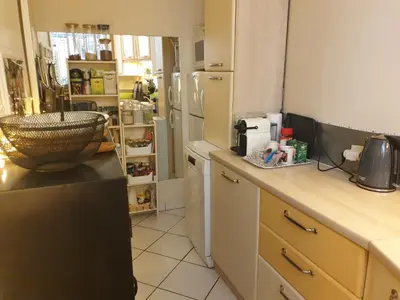 Cuisine ou kitchenette dans l'établissement Appartement haussmannien cosy