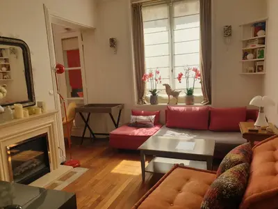Coin salon dans l'établissement Appartement haussmannien cosy