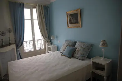 Un ou plusieurs lits dans un hébergement de l'établissement Apartment Lourmel