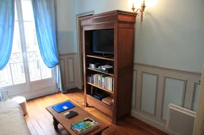 Bibliothèque dans l'appartement