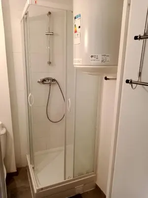 Salle de bains dans l'établissement Joli