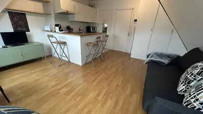 Cuisine ou kitchenette dans l'établissement Studio Porte Maillot Immeuble Haussmannien