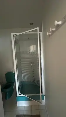 Salle de bains dans l'établissement Studio Porte Maillot Immeuble Haussmannien