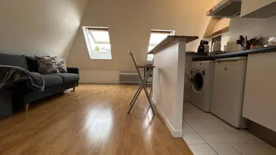 Cuisine ou kitchenette dans l'établissement Studio Porte Maillot Immeuble Haussmannien