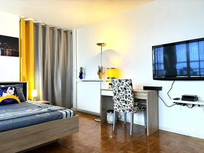 Un ou plusieurs lits dans un hébergement de l'établissement Chambre Arena Porte La Chapelle