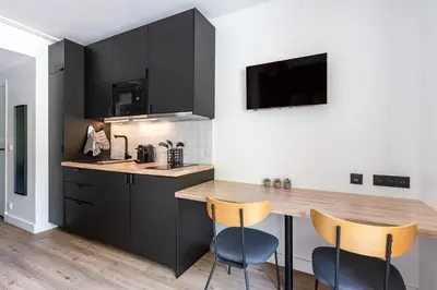 Cuisine ou kitchenette dans l'établissement Studio rénové avec balcon près des Champs-Elysées