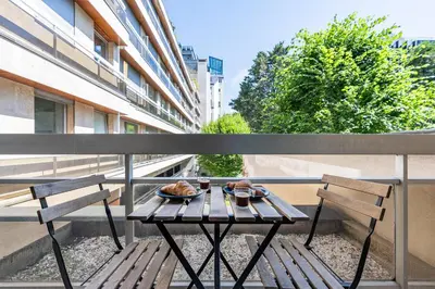 Balcon ou terrasse dans l'établissement Studio rénové avec balcon près des Champs-Elysées