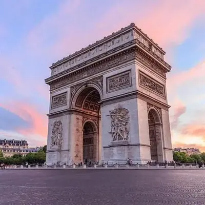 Studio rénové avec balcon près des Champs-Elysées