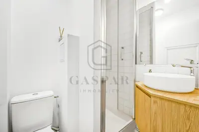 Salle de bains dans l'établissement GASPAR - 2 pièces au dernier étage avec balcon