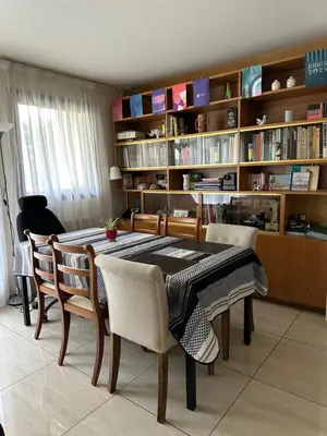 Bibliothèque dans l'appartement